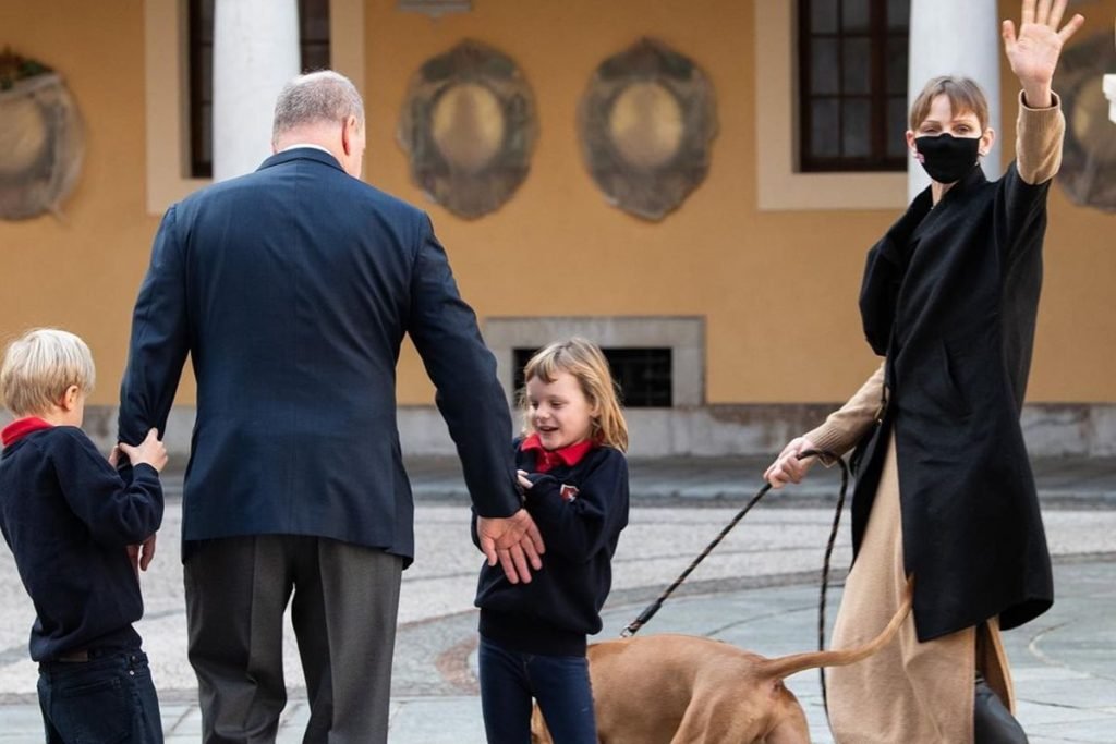Princesa Charlene, príncipe Albert, Jacques e Gabriella