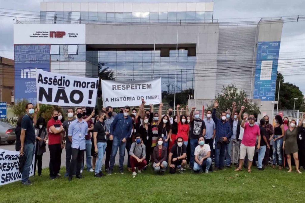 Fotografia colorida de ato de servidores do Inep na última quinta-feira