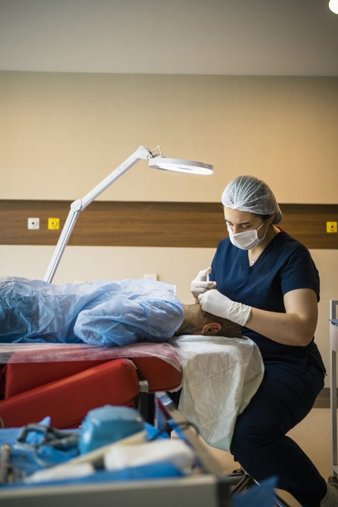 Hilda Alfaro diz tudo o que você precisa saber sobre implante capilar