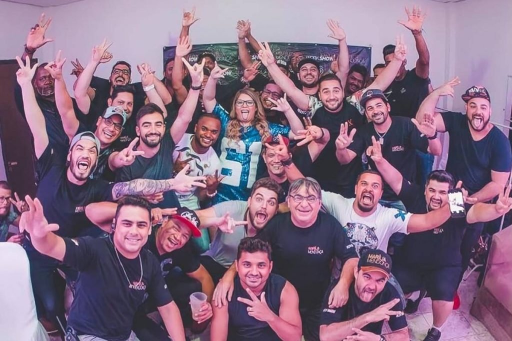 marília mendonça e equipe