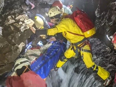 Homem é resgatado de caverna no Reino Unido após 54 horas