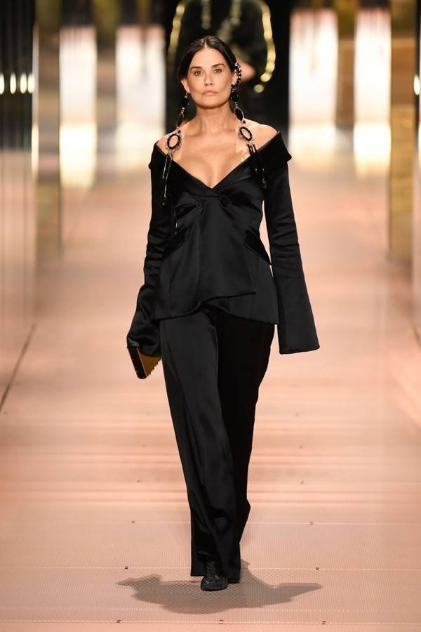 Demi Moore na passarela da Fendi haute couture de primavera/verão 2021