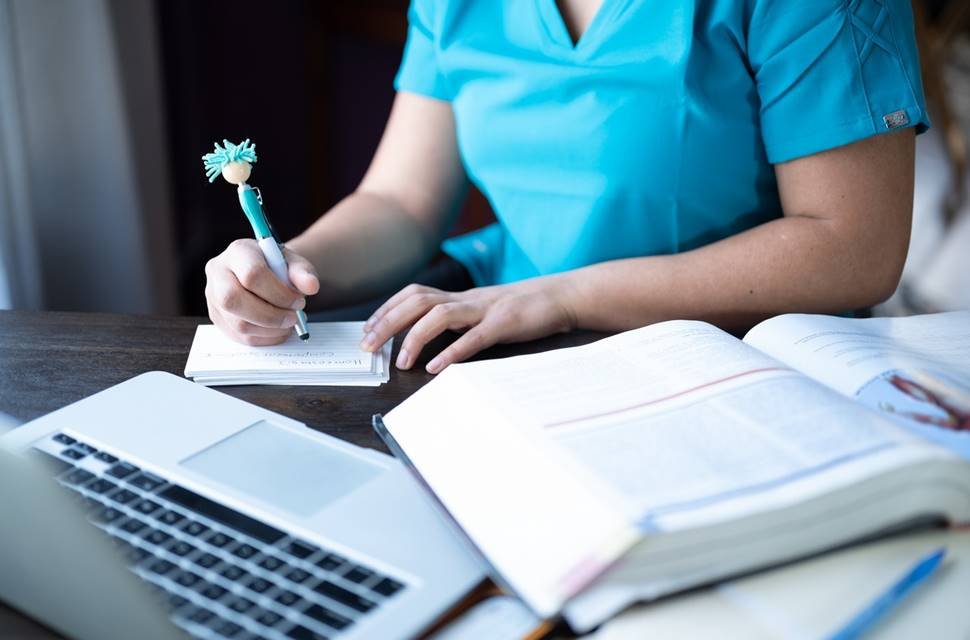 Quer bolsa de estudo em faculdade particular? Confira os descontos