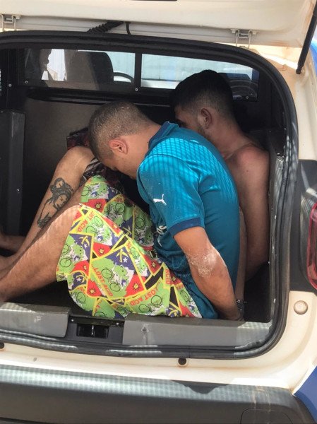 homens dentro de carro