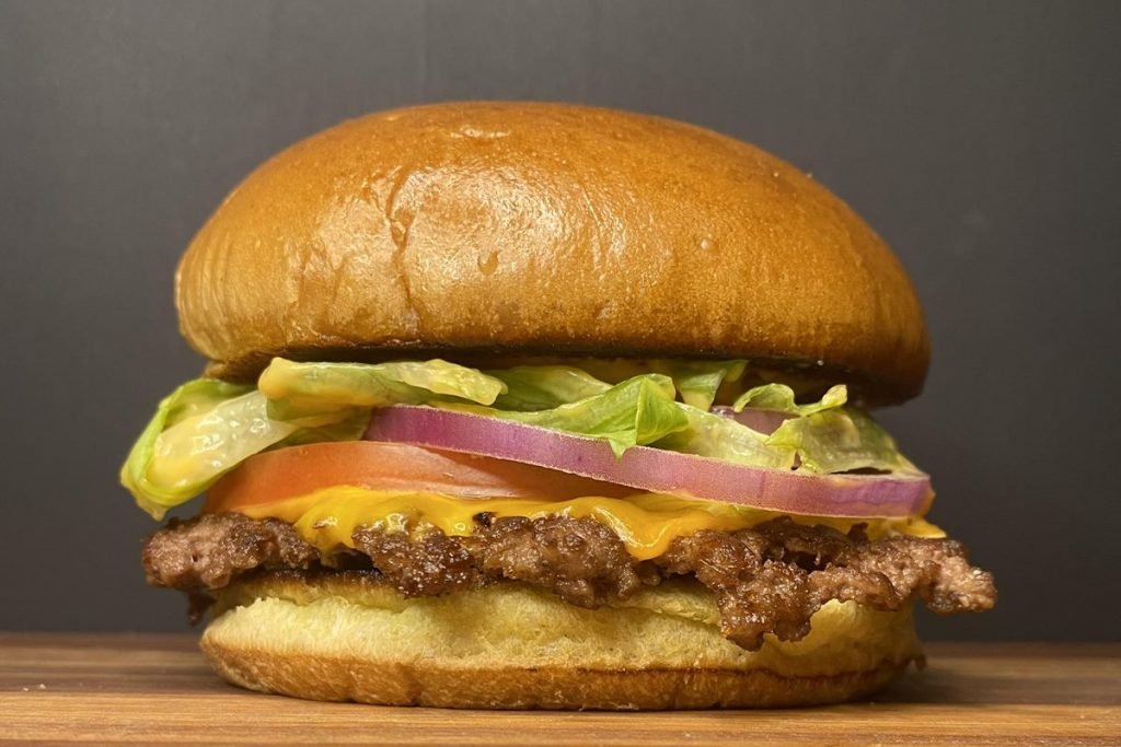 hamburguer smash com salada e cebola