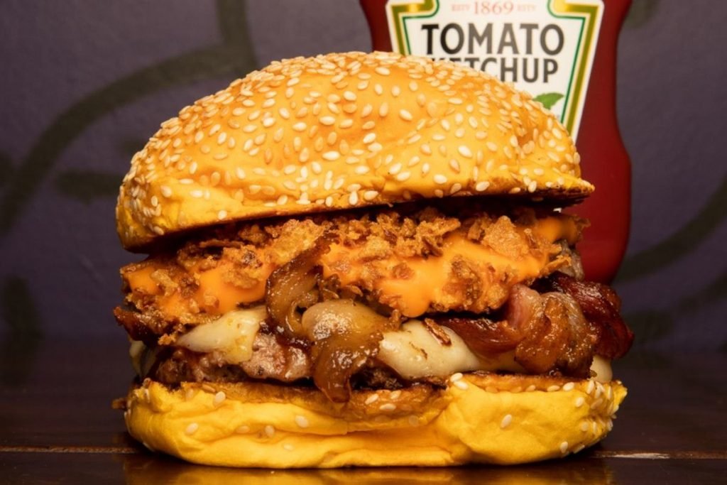 hamburguer com bacon e cheddar