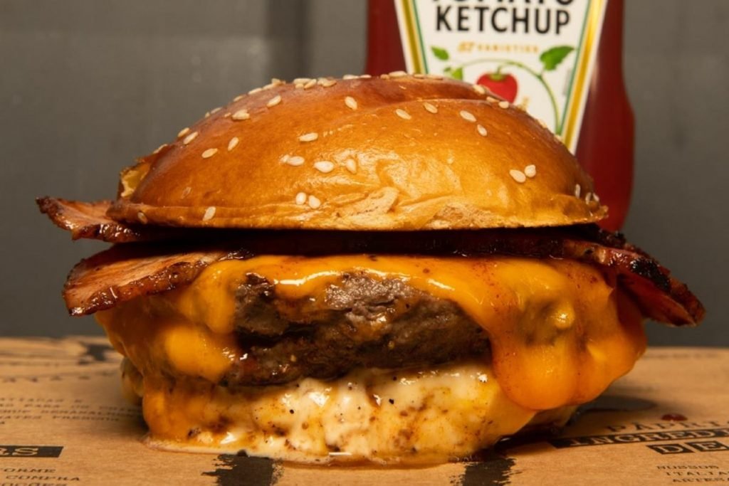 hamburguer com cheddar e carne