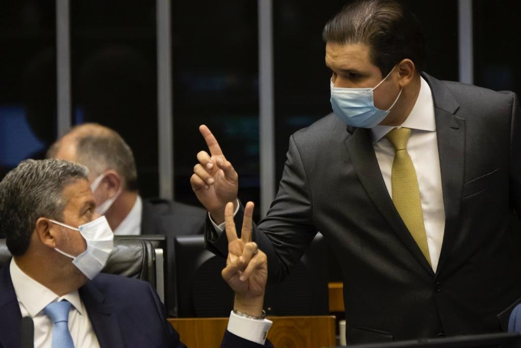 Deputado Hugo Mota, relator da Pec, ao lado do presidente Arthur Lira.