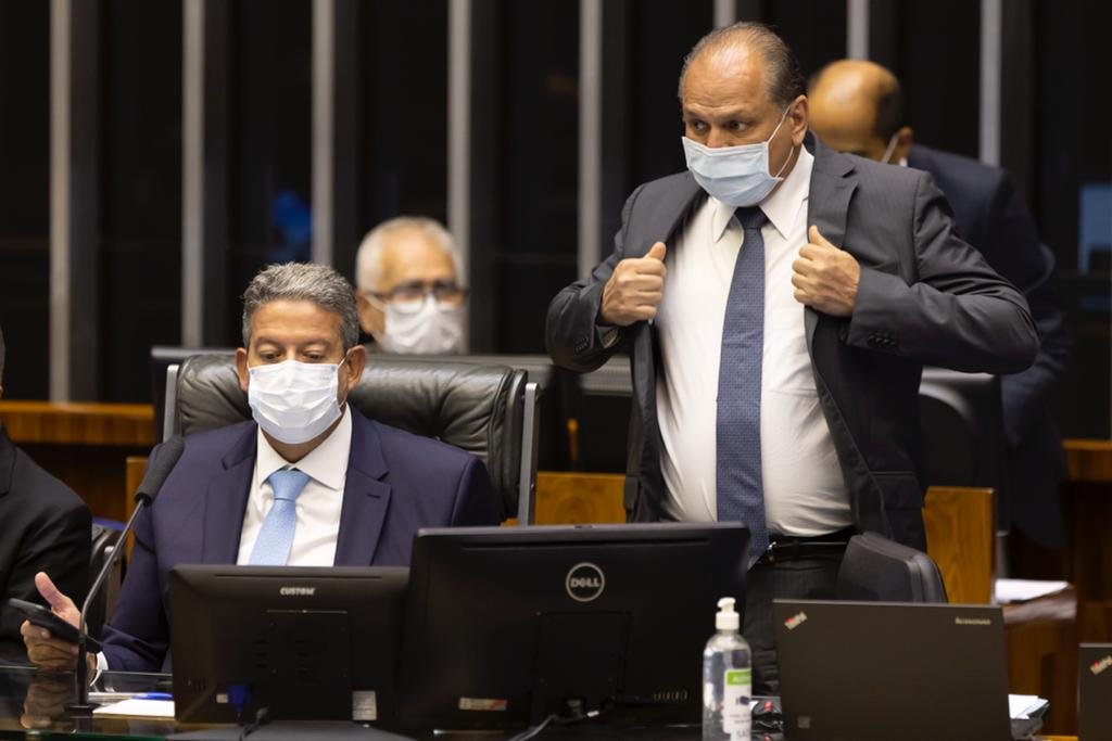 íder do governo, Ricardo Barros na mesa ao lado do presidente Arthur Lira