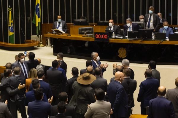 Deputados comemoram a aprovação PEC dos Precatórios votada em 2• turno 5
