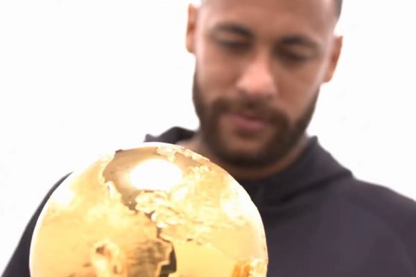 Neymar e a taça da Copa