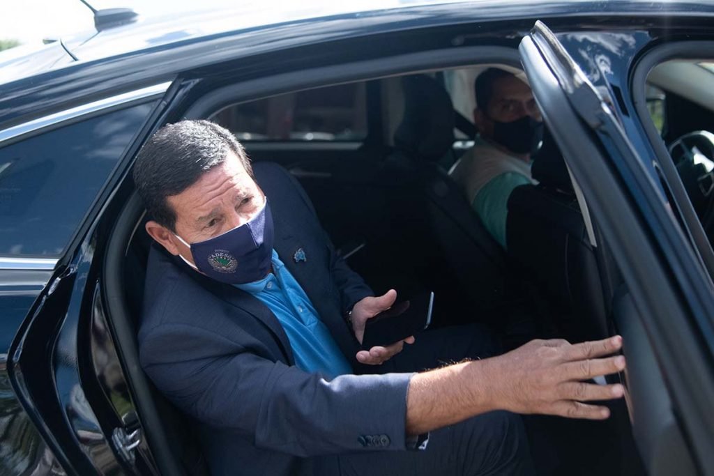 Vice presidente Hamilton Mourão, recebe a primeira dose da vacina contra o coronavírus