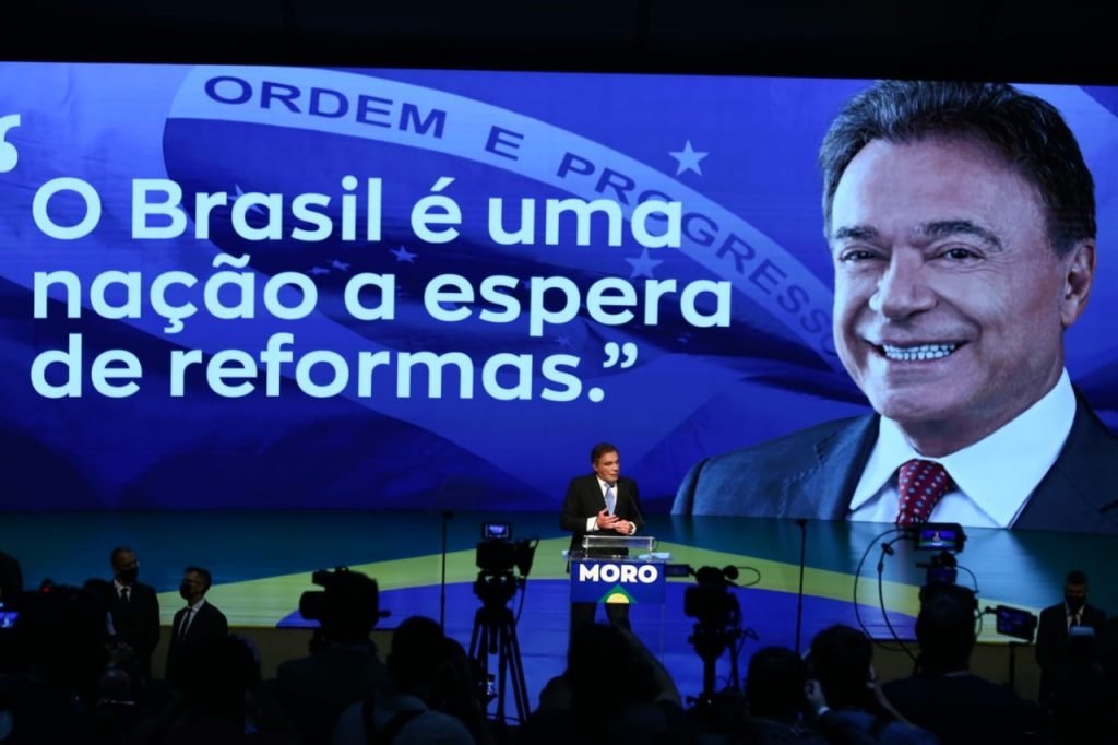 Alvaro Dias em cerimônia de filiação de Sergio Moro ao Podemos