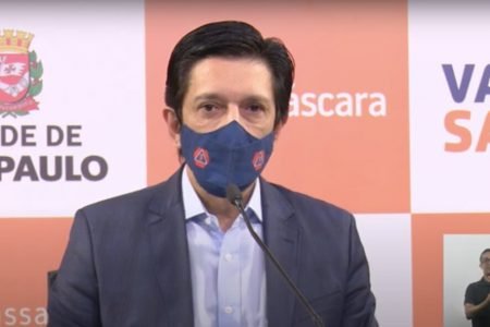 O prefeito de São Paulo Ricardo Nunes abriu a coletiva de imprensa que anunciou a continuidade do uso obrigatório de máscaras