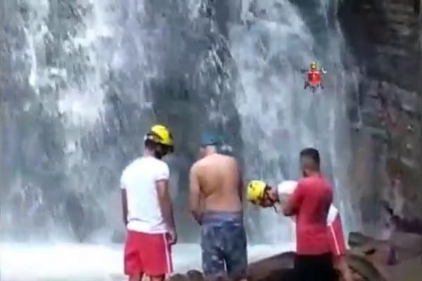 bombeiros olham para queda de cachoeira