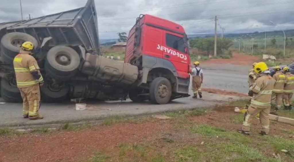 Carreta que transportava vidro tomba na BR-070