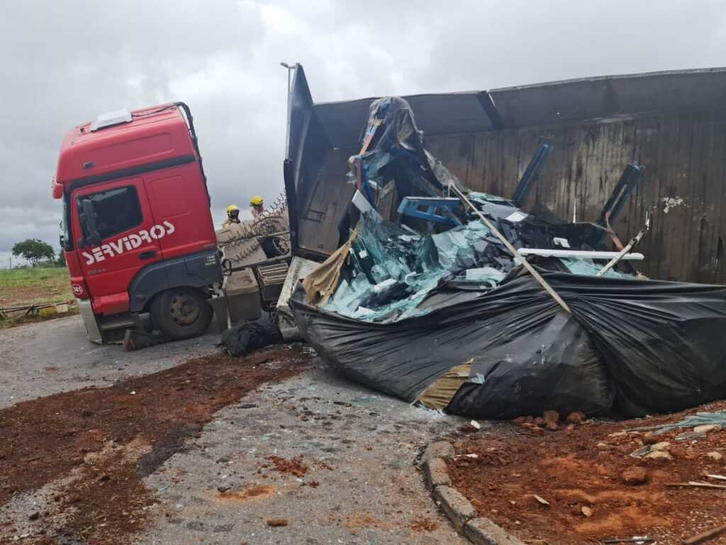 Carreta que transportava vidro tomba na BR-070
