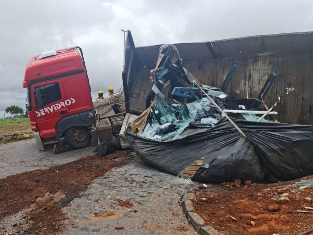 Carreta que transportava vidro tomba na BR-070