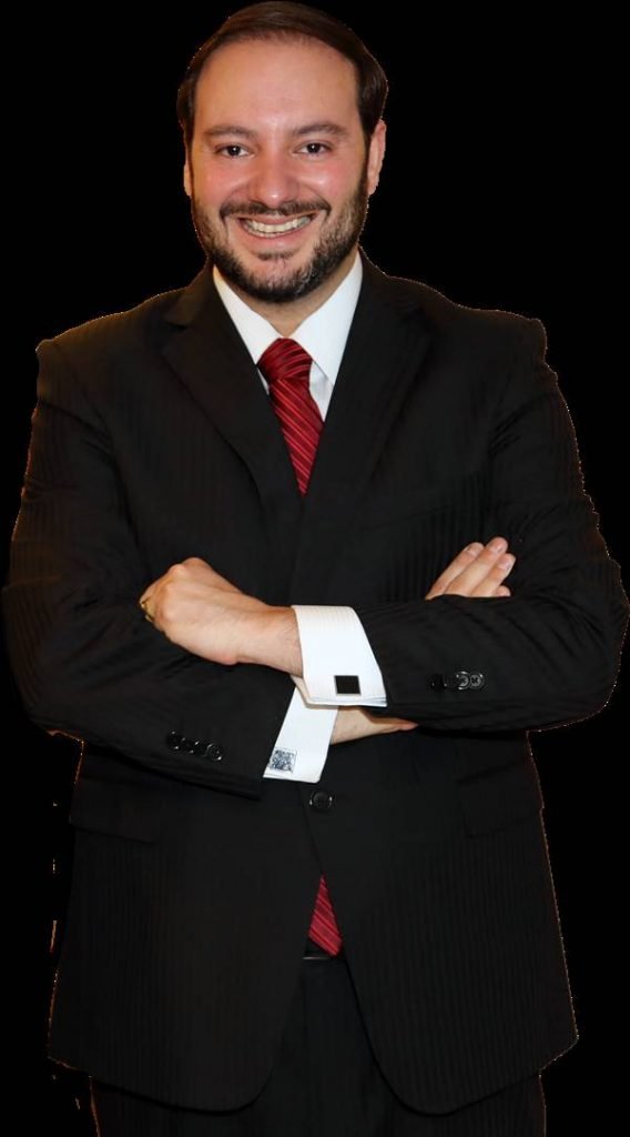 Homem posa para foto