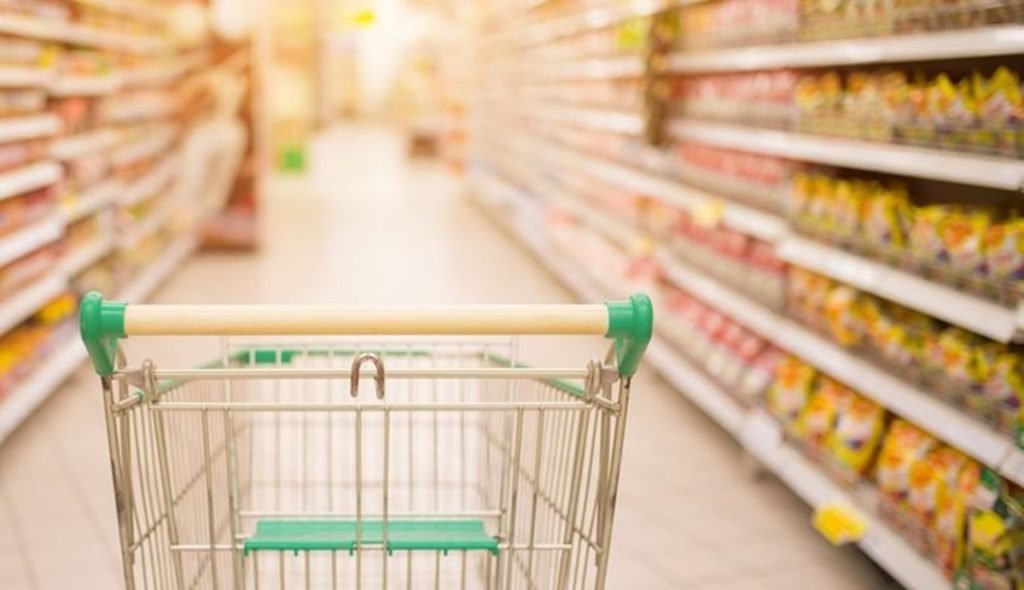 Fotografia colorida de corredor de supermercado com carrinhoupermercado