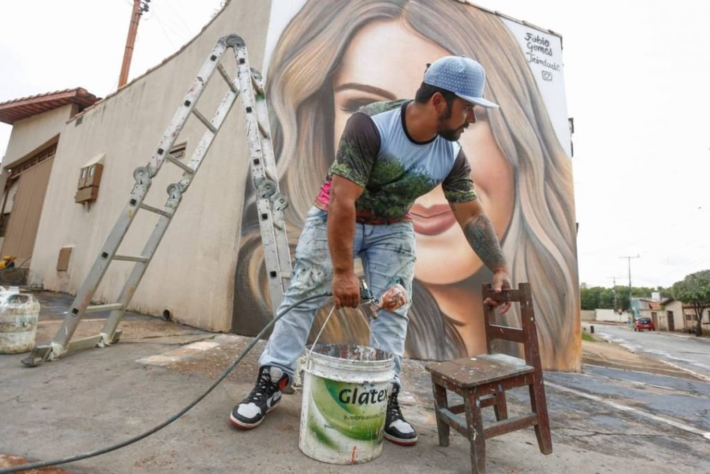 artista goiano homenageia marília mendonça em trindade, goiás