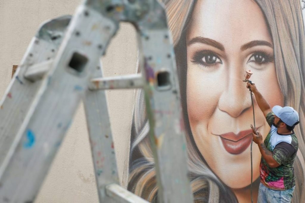 artista goiano homenageia marília mendonça em trindade, goiás