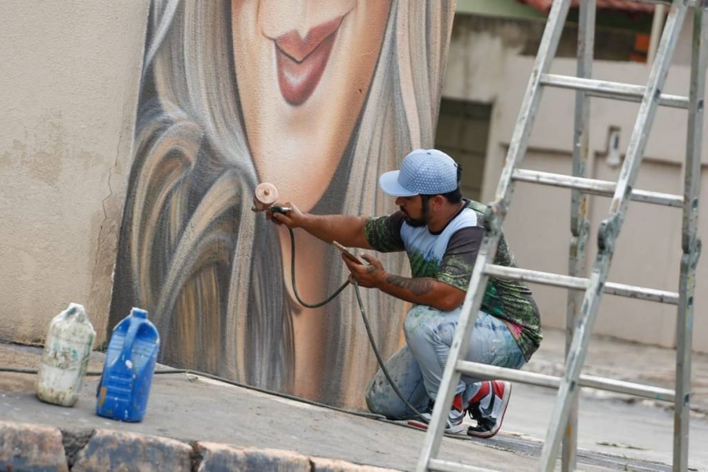artista goiano homenageia marília mendonça em trindade, goiás