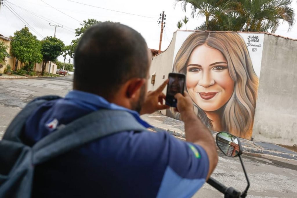 artista goiano homenageia marília mendonça em trindade, goiás