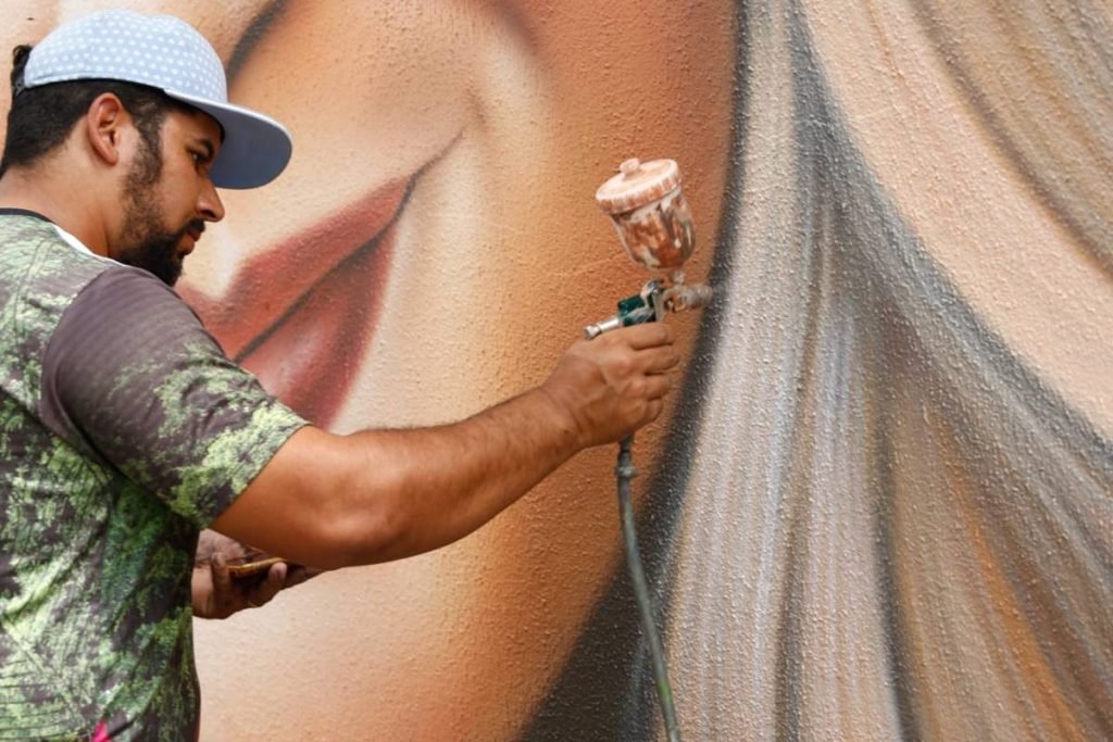 artista goiano homenageia marília mendonça em trindade, goiás