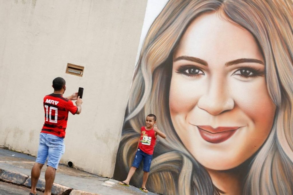 artista goiano homenageia marília mendonça em trindade, goiás