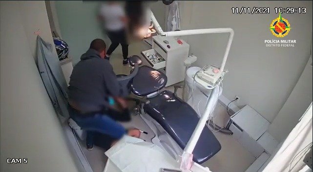 Homem derruba outro dentro de sala
