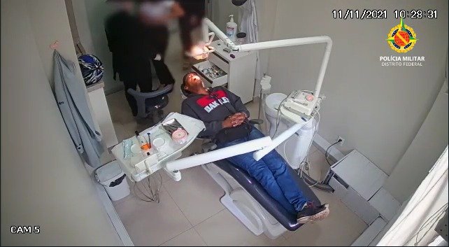 Homem está deitado em cadeira de dentista