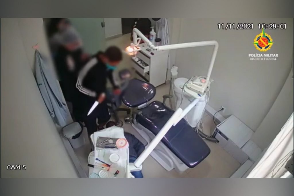 Homem se aproxima de outro com faca em punho