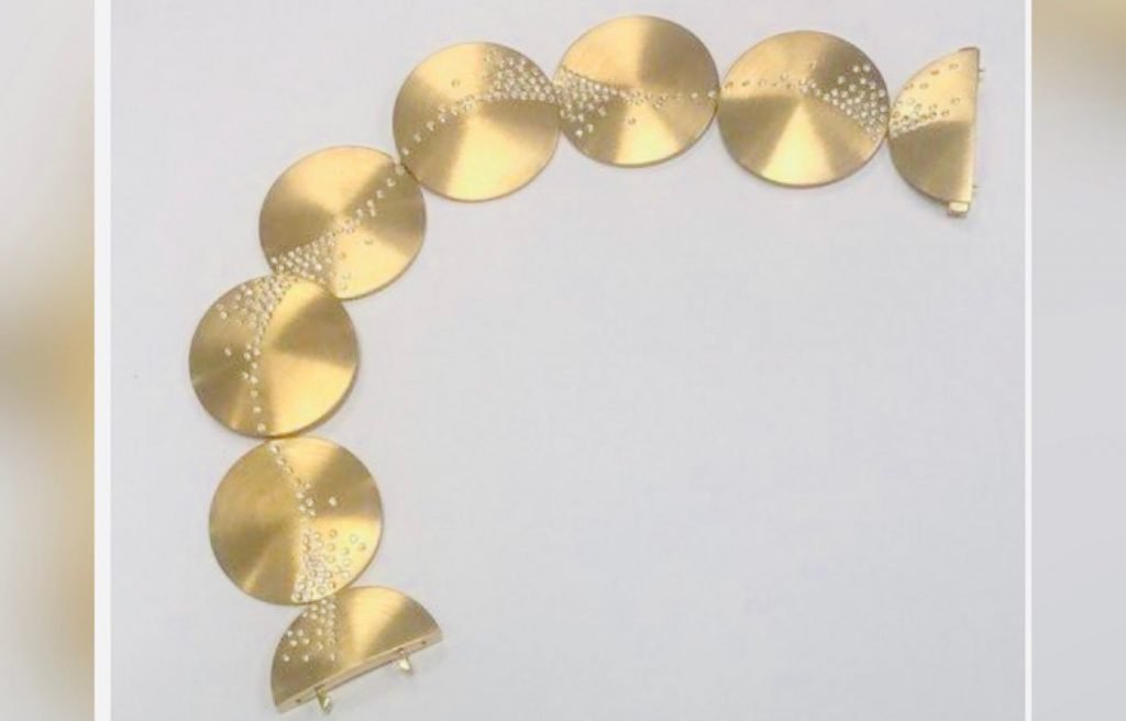 Pulseira de ouro com diamantes de Adriana Ancelmo foi arrematada por R$ 14 mil