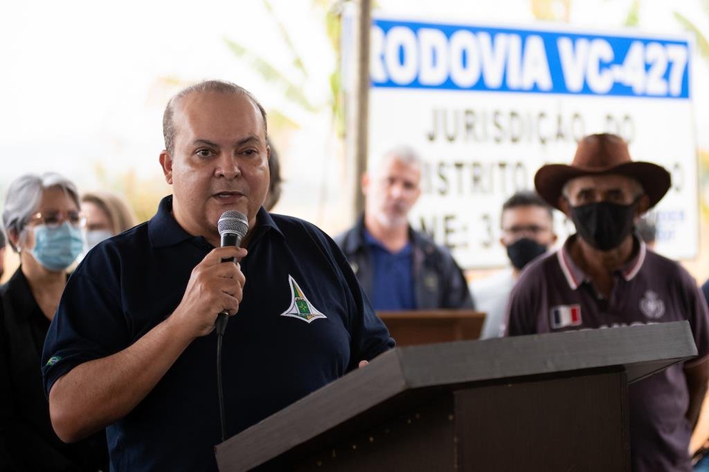 Governador Ibaneis Rocha discursando.  Ele usa blusa escura com o símbolo do GDF