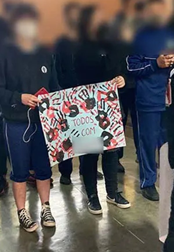 Cartaz de solidariedade a aluna alvo de racismo em