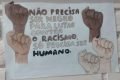 Cartaz de solidariedade a aluna alvo de racismo em