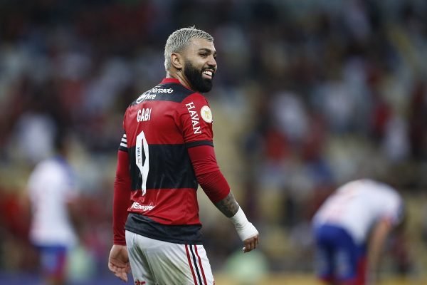 Gabigol marca 100 gols pelo Flamengo e manda beijo para Romário