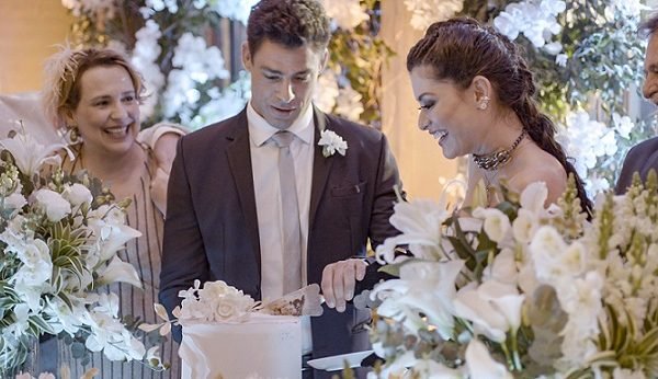 Christian/Renato (Cauã Reymond) e Bárbara (Alinne Moraes) se casam em Um Lugar ao Sol