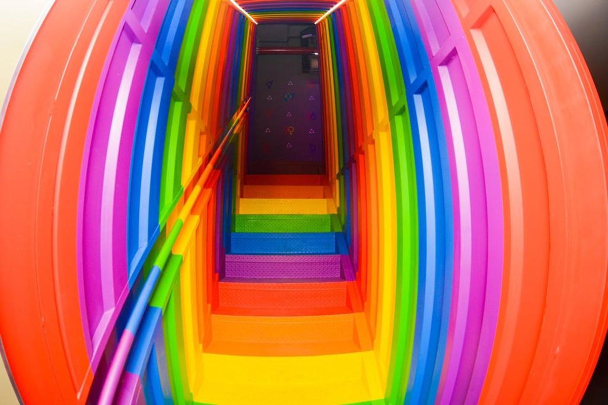 escada nas cores do arco iris