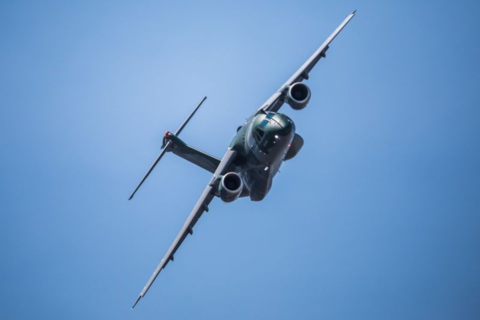 Avião KC-390 faz manobra durante voo