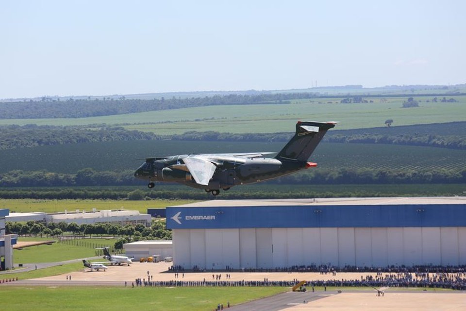 Avião KC-390 passa em frente a instalação da Embraer