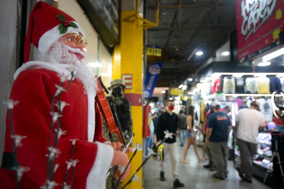 Boneco do papai noel em feira