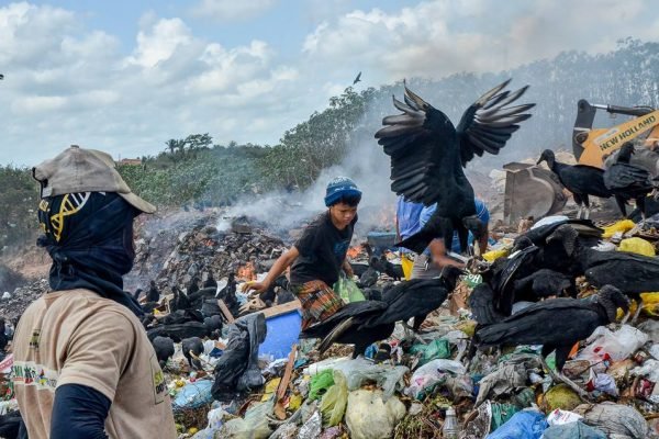 criança em lixão no Maranhão com urubus
