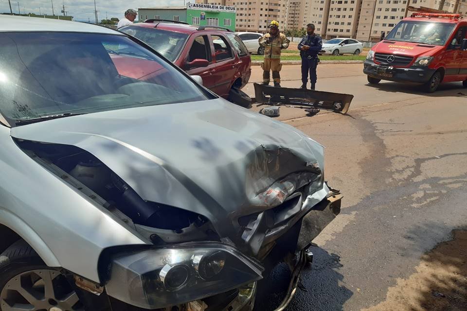 Carro prata amassado