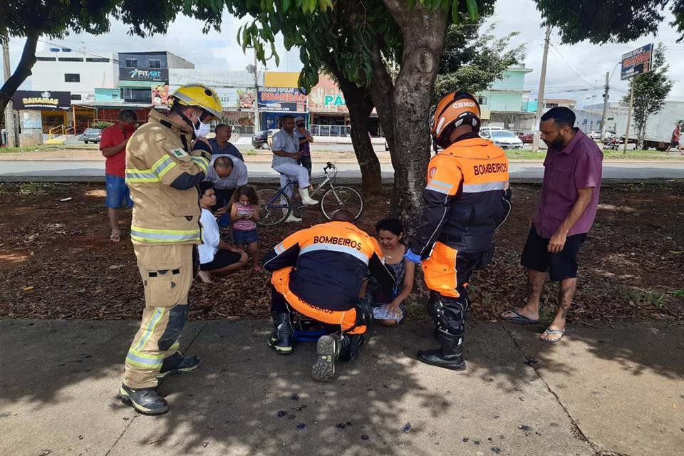 Bombeiros socorrem mulher