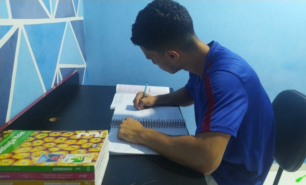 Matheus Ferreira, 20 anos, estudante do 3º ano do ensino médio de uma escola pública em São Gonçalo, região metropolitana do Rio de Janeiro