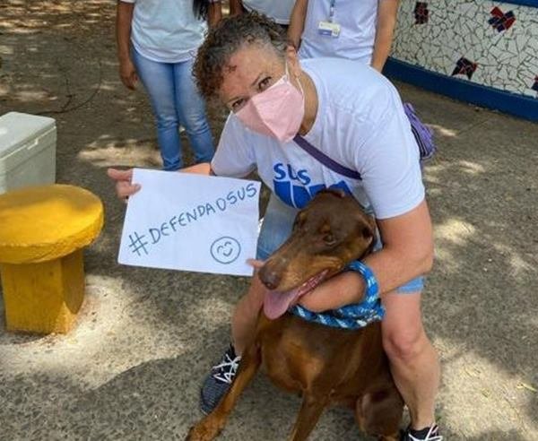 Enfermeira e seu cachorro