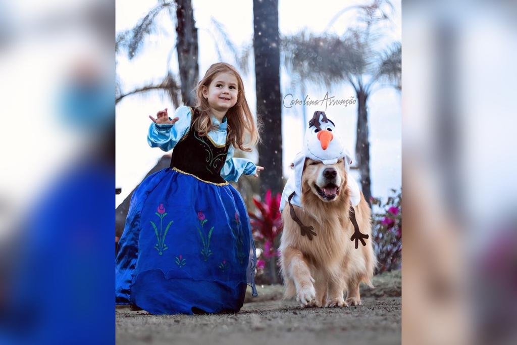 menina vestida de Ana do Frozen e cão fantasiado de Olaf