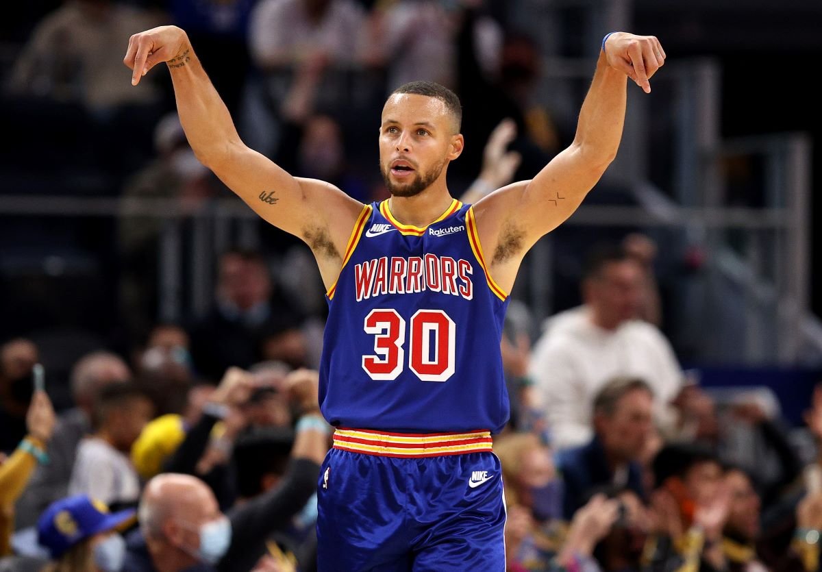 Curry faz 40 pontos e bate recorde de cestas de três na NBA